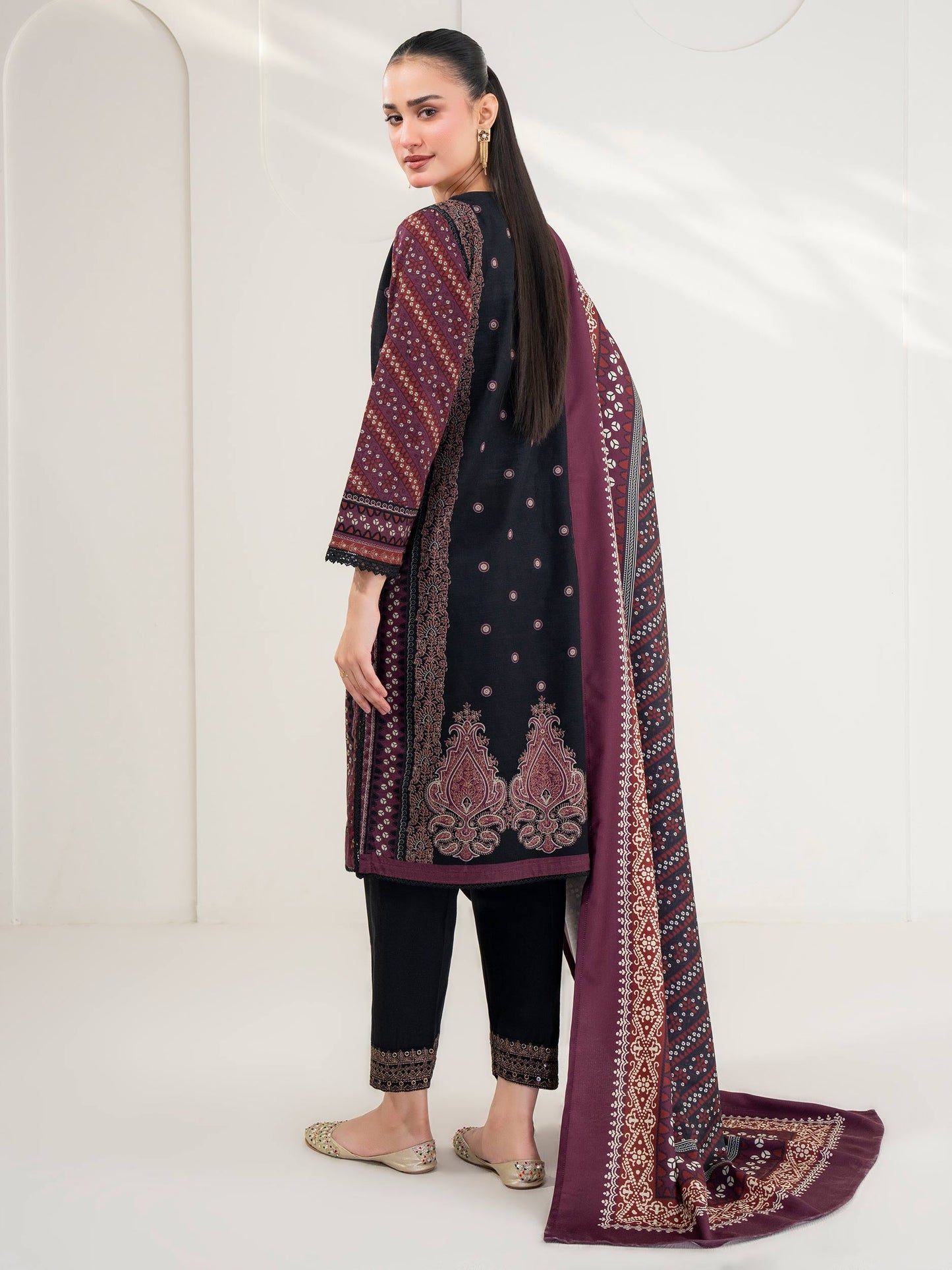 3 Piece Khaddar Suit-Embroidered (Pret)