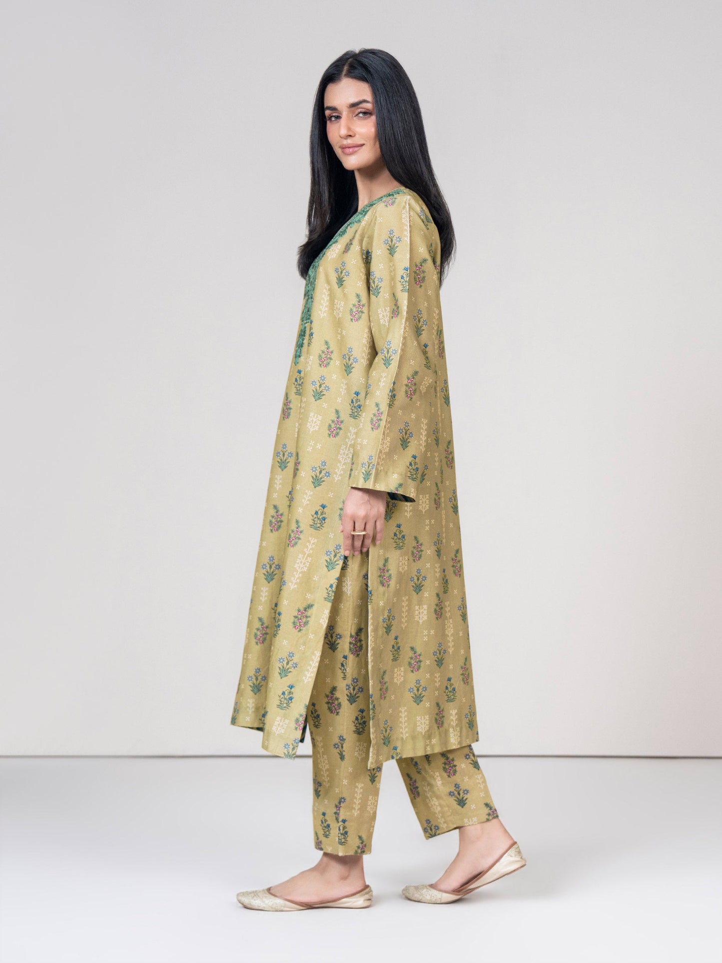 2 Piece Khaddar Suit- Embroidered (Pret)