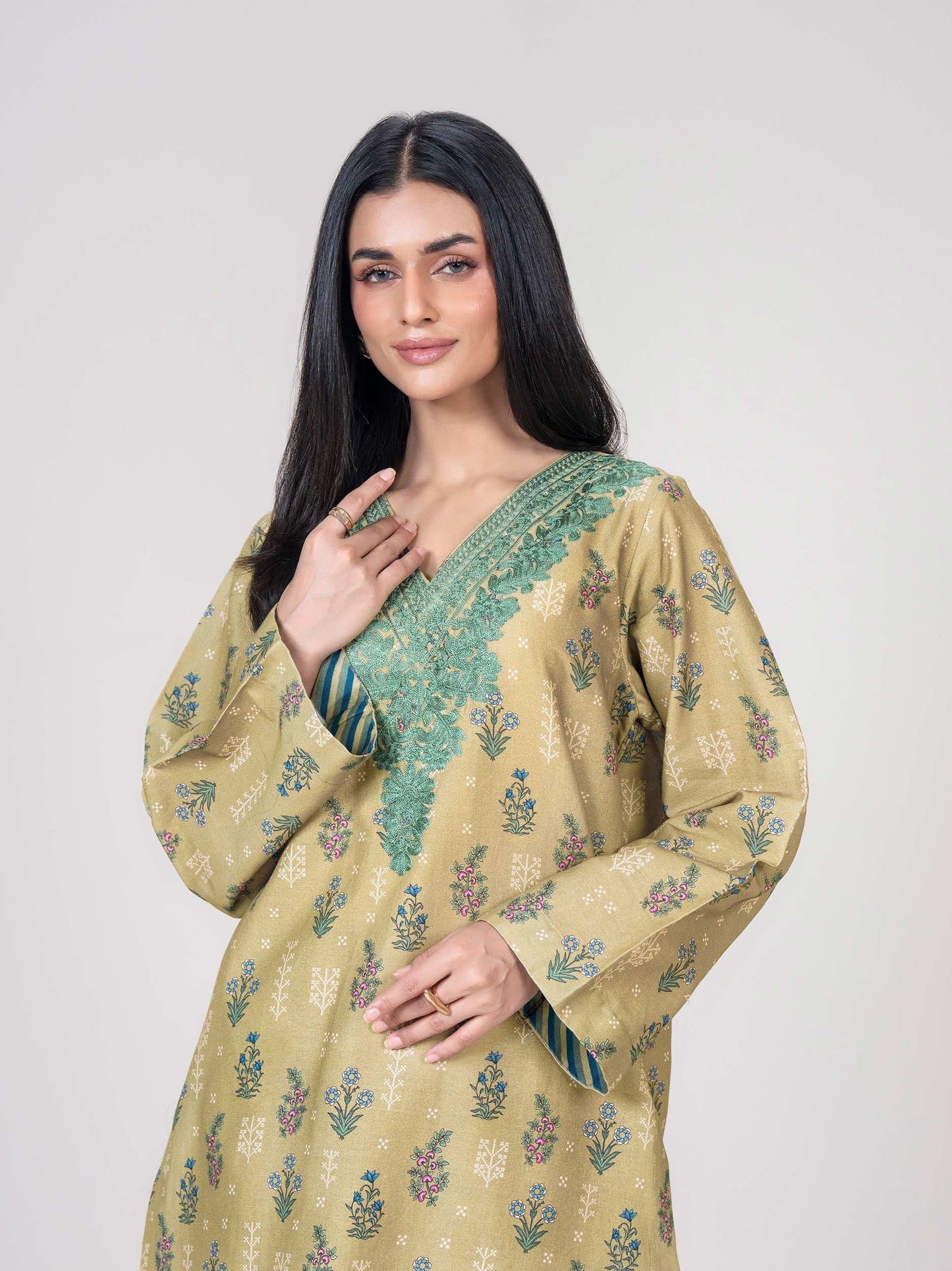 2 Piece Khaddar Suit- Embroidered (Pret)