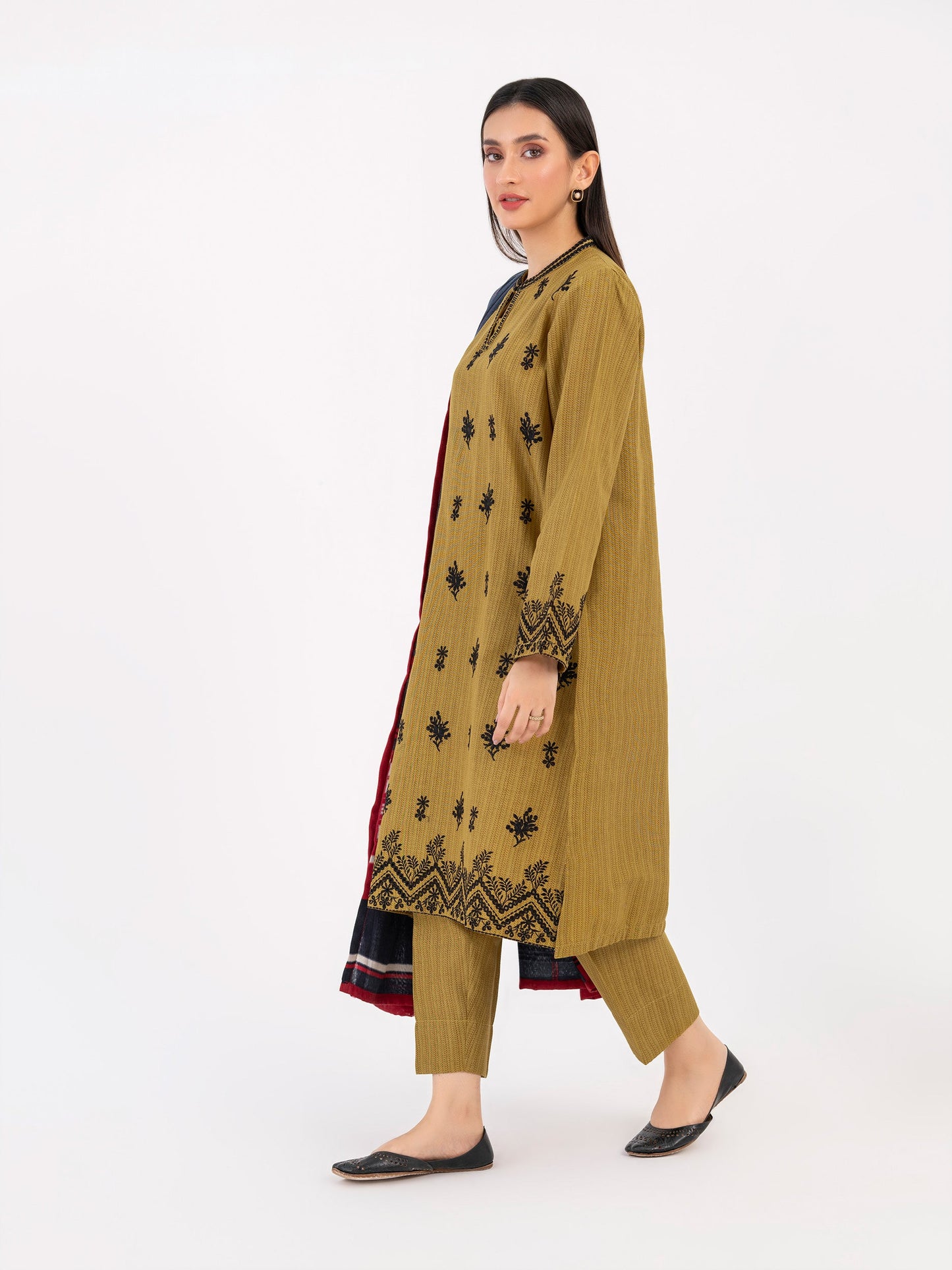 3 Piece Khaddar Suit-Embroidered (Pret)